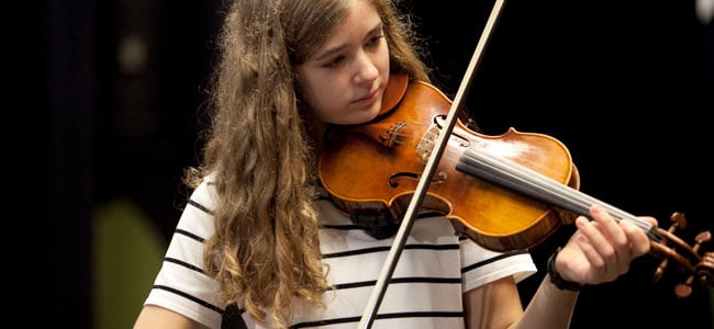 estudiante tocando el violín