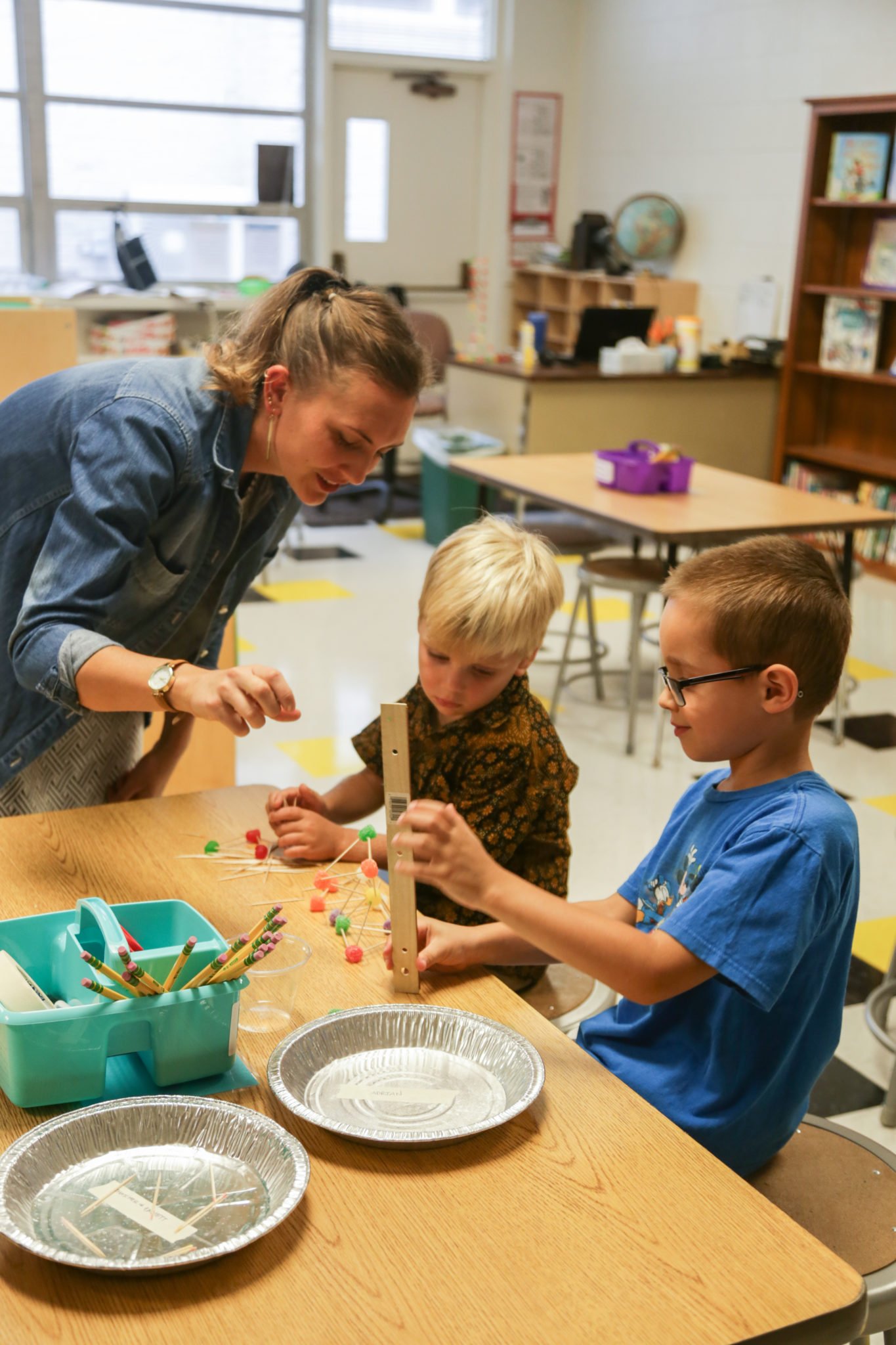 students building with tooth picks and candy