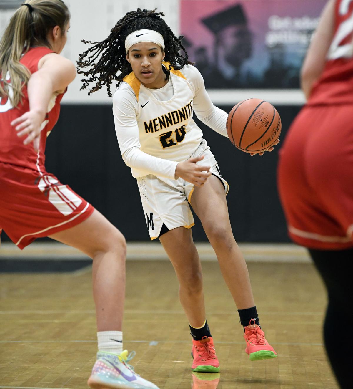 mariah wilson playing basketball