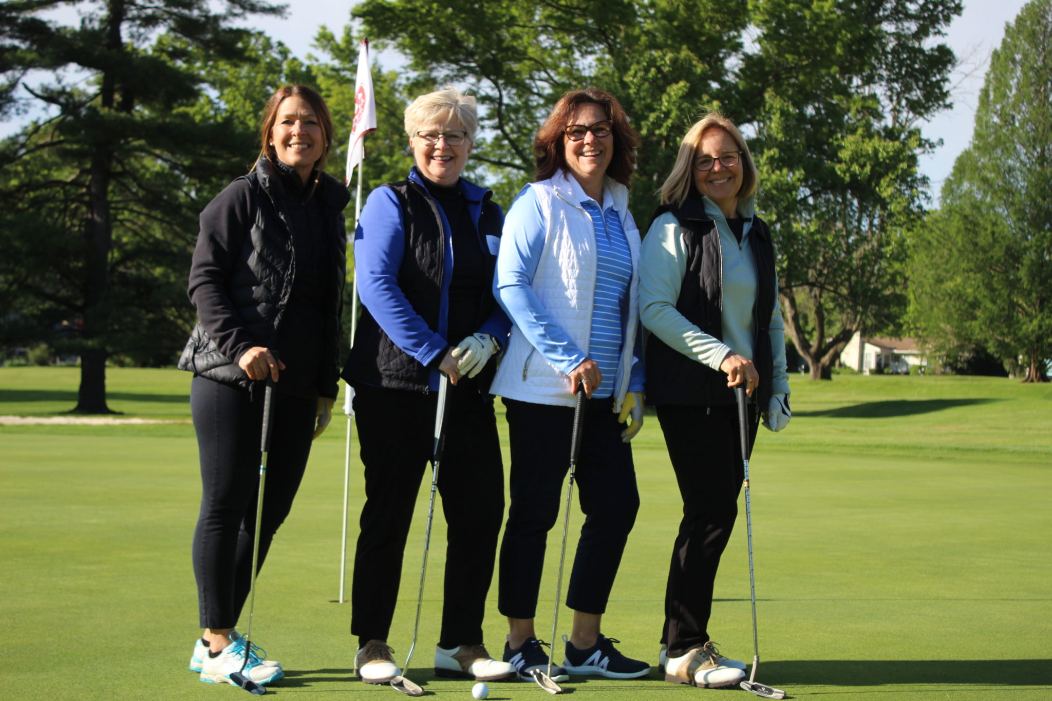 4 women golfers