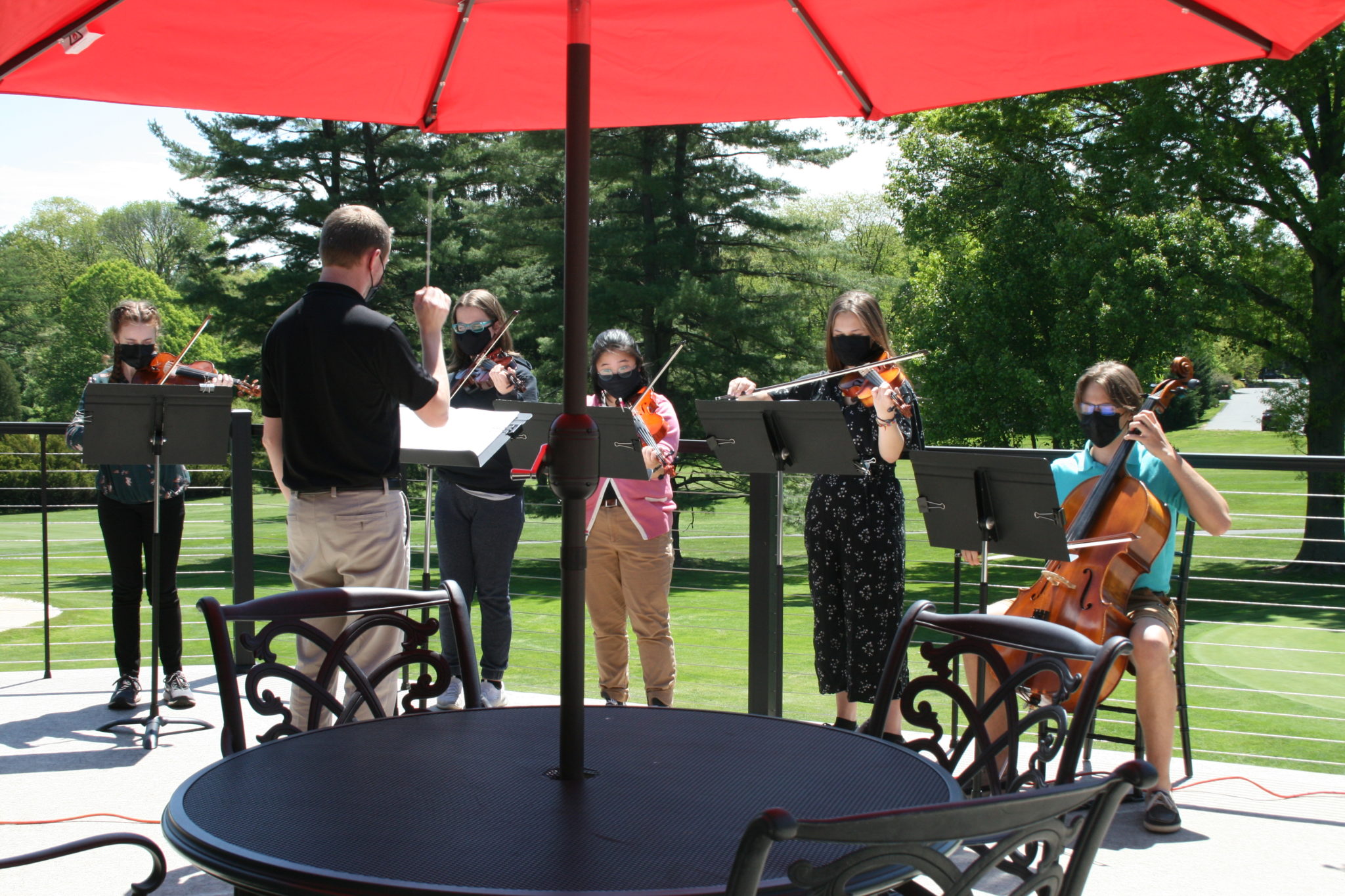 orchestra playing music at golf tournament