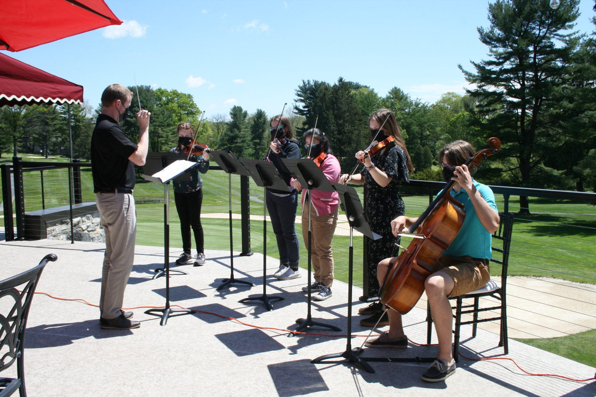 orchestra playing music at golf tournament