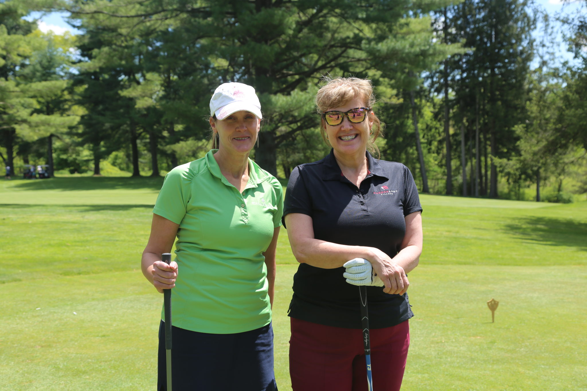 2 women golfers