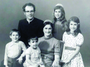 David & Grace, Karen, Doris, Jonathan, and Timothy. [David W. and K. Grace Shenk family collection].