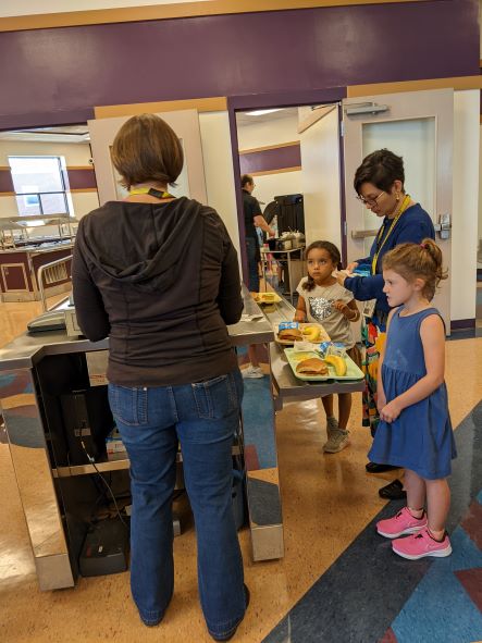 students purchasing lunch.