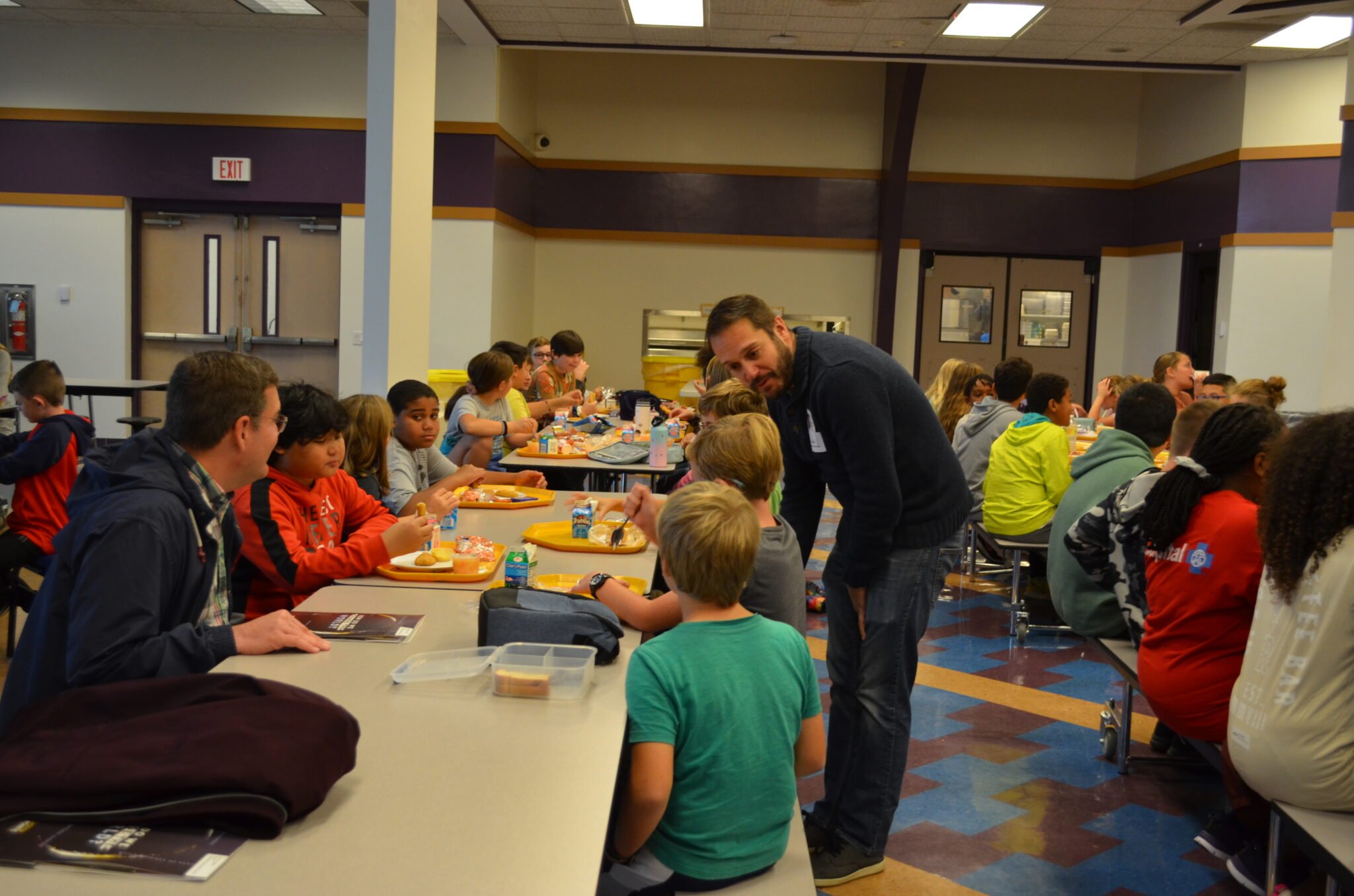 Students having lunch with Pastors