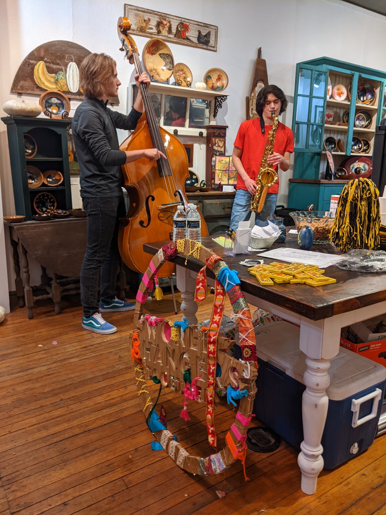 Two students playing music at Extragive event.