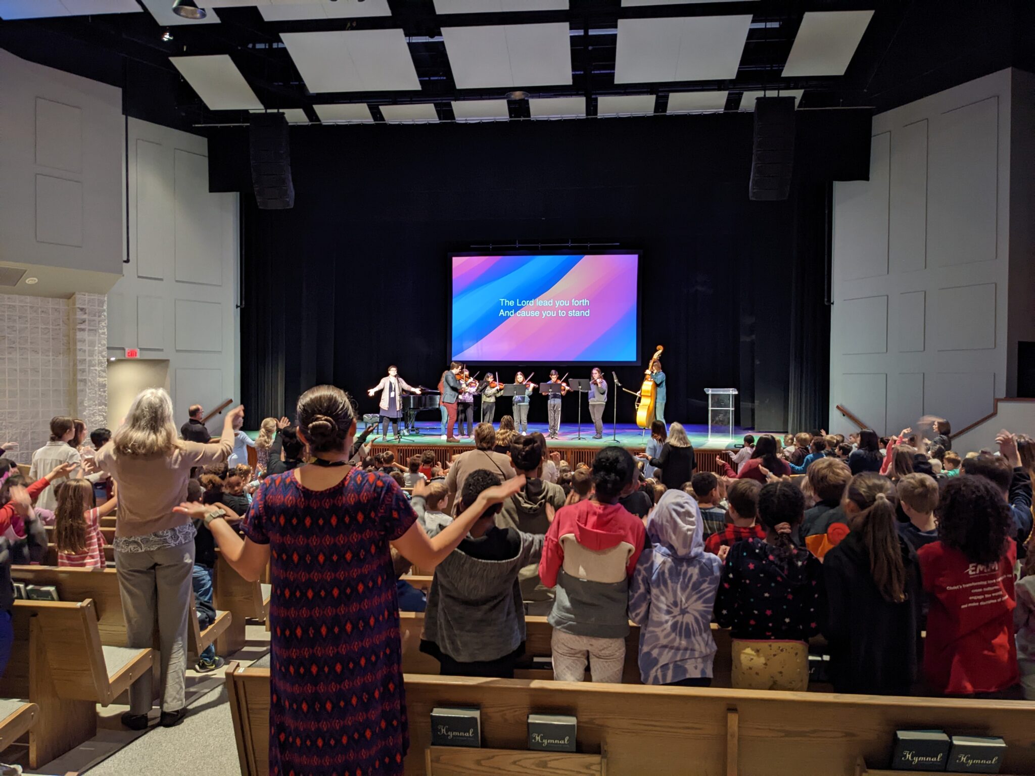 Estudiantes en la capilla