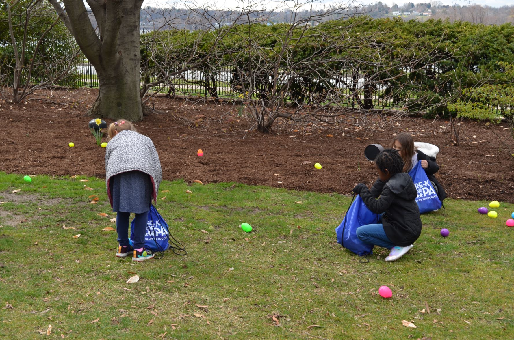 LM students hunting for Easter eggs