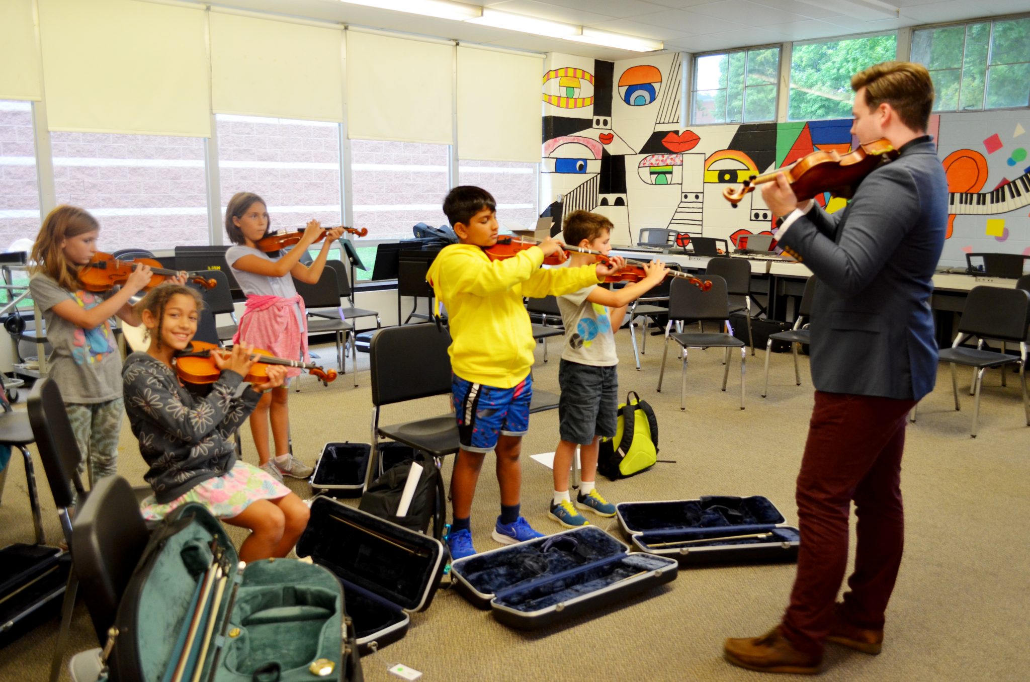 Students playing the violin