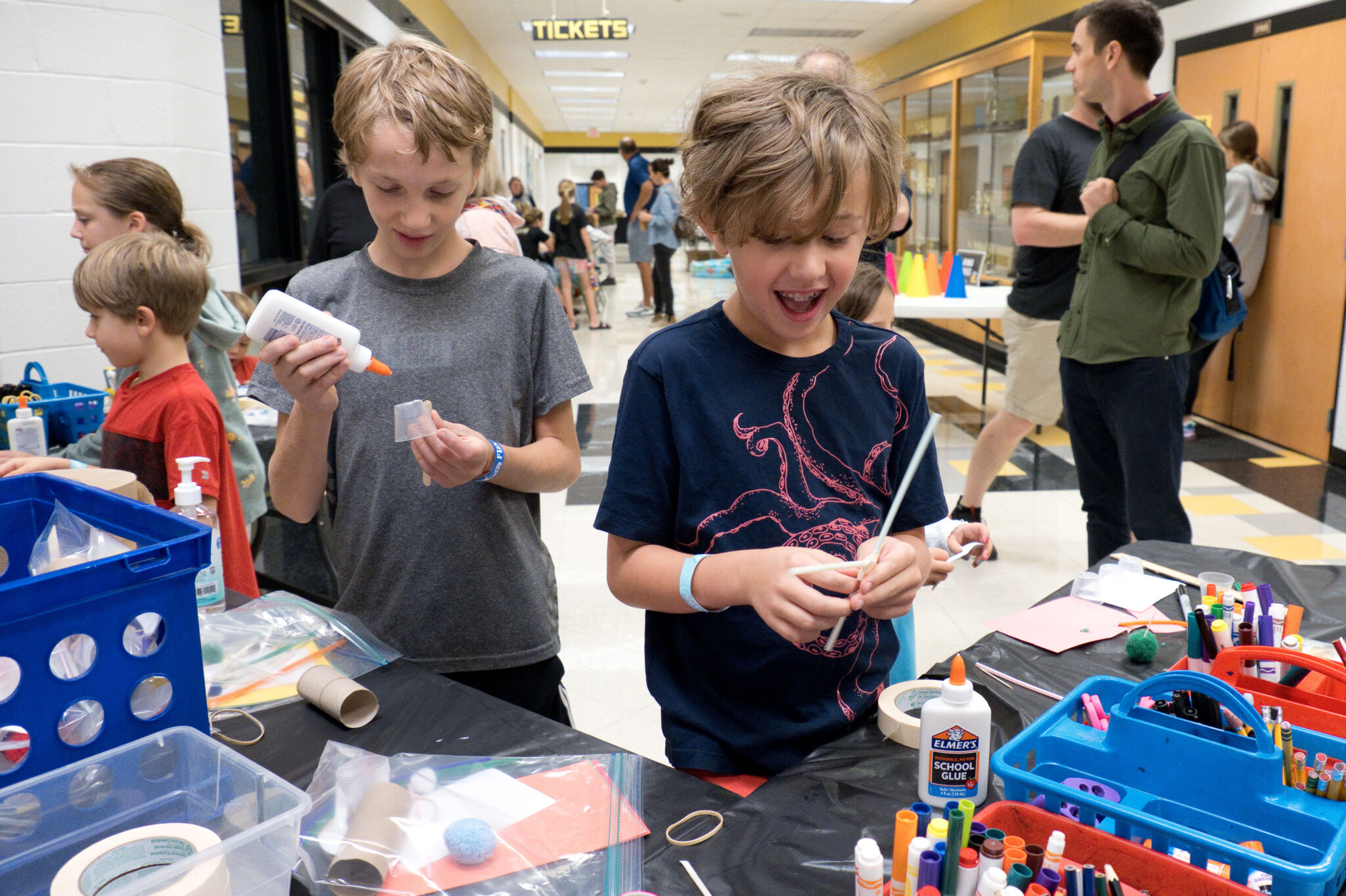 students making crafts at Homecoming