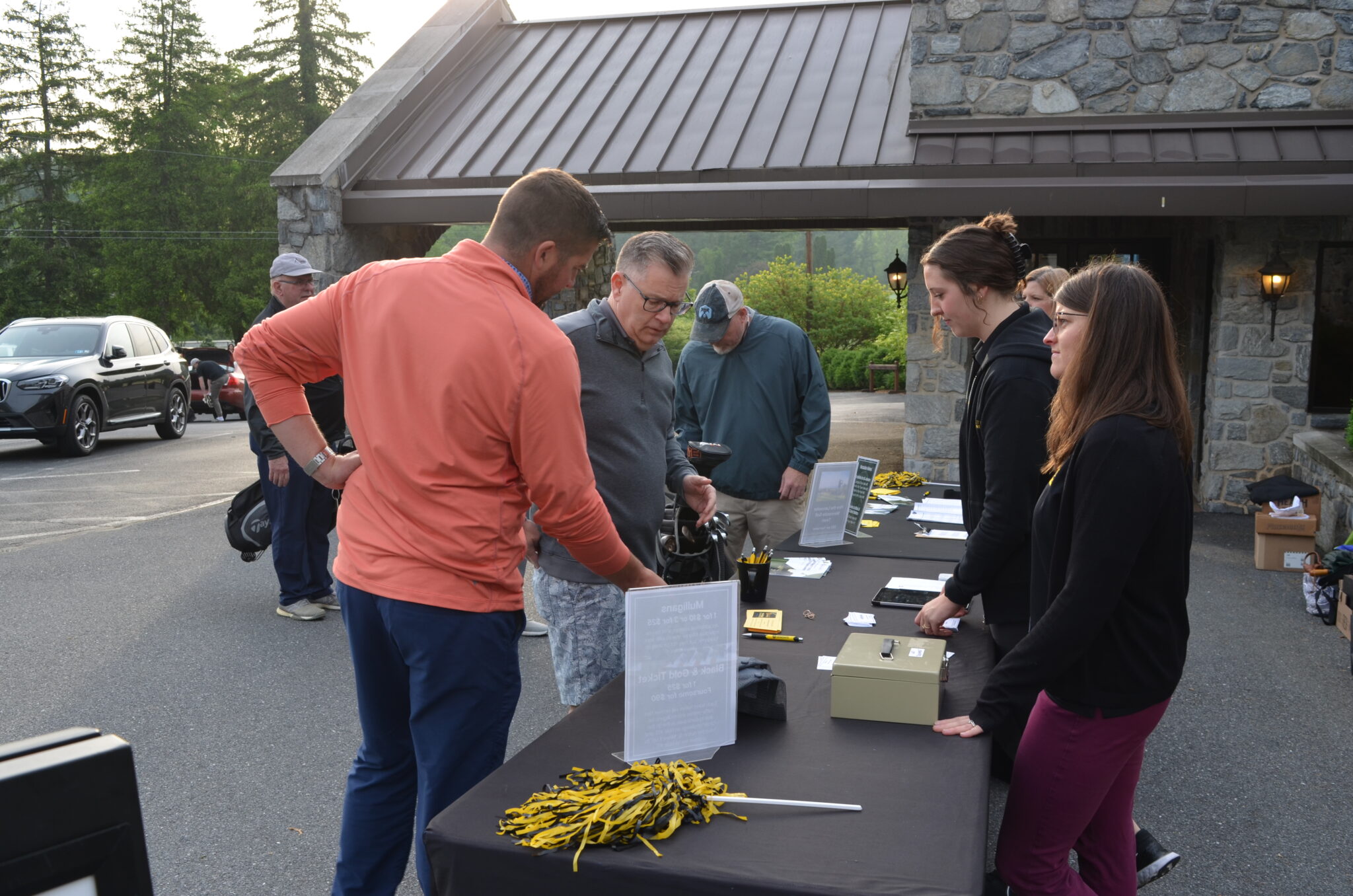 golfers registering for their round