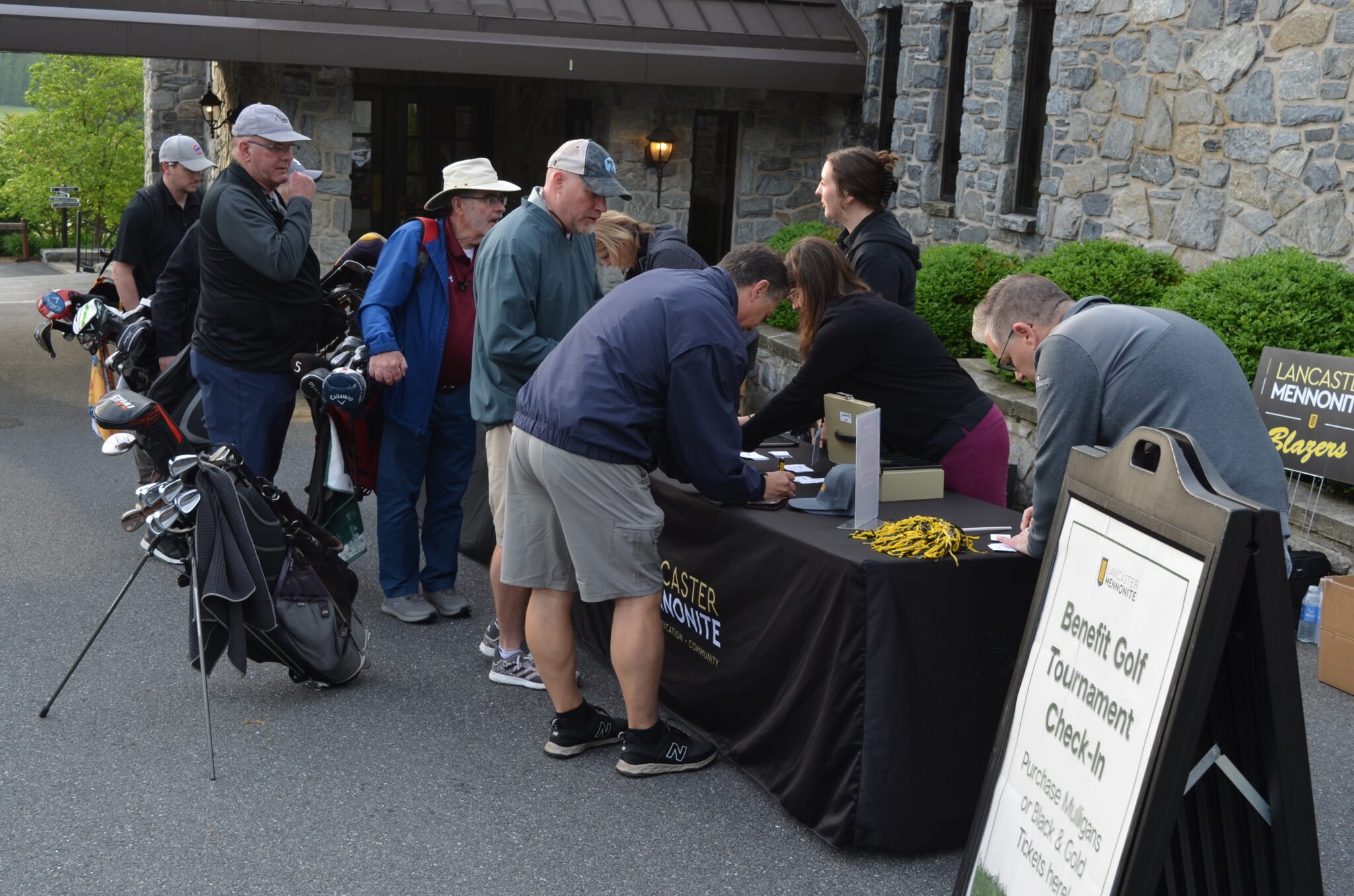 Golfers registering for the tournament