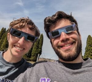 PHOTO: PHIL YODER AND HIS WIFE WATCHING THEECLIPSE IN OHIO