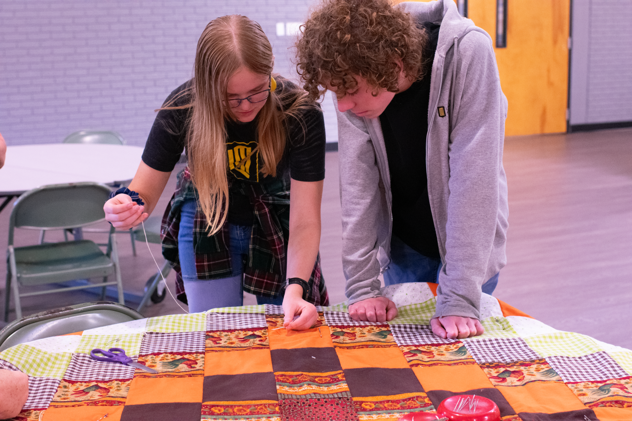 LM students working on quilt