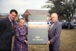 JOHN L. RUTH ‘48 WITH NEW BOOK AT WEAVERLAND